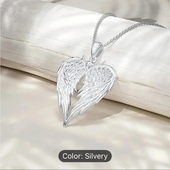 Exquisite Angel Wing Heart-Shaped Pendant Necklace, New in Gift Box - Picture 1 of 2